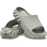 Sandalias Crocs Echo Slide de color negro, confeccionadas en Croslite moldeado, con diseño futurista, perforaciones para ventilación y suela con relieve texturizado.