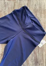 Calza larga azul con pespuntes negros.