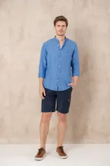 Camisa de lino color beige con cuello mao, corte slim fit y mangas 3/4 con botón para sujetar.