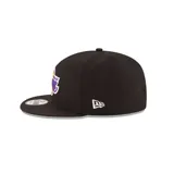Gorra snapback negra con el logo de Los Angeles Lakers bordado en los paneles frontales y el logo de la NBA bordado en la parte trasera sobre un cierre trasero ajustable.