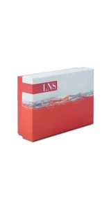 Billetera corta de diseño capitoneado con cierre perimetral y solapa frontal. Cuenta con compartimentos internos para tarjetas y billetes, e incluye una correa de mano desmontable.