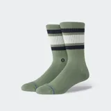 Medias de caña media Stance modelo Boyd, color verde oliva con franjas horizontales en blanco y azul marino en la parte superior. Confeccionadas en algodón peinado con tecnología Infiknit para mayor durabilidad.