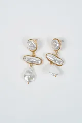 Aros colgantes compuestos por tres perlas barrocas de formas irregulares engarzadas en metal dorado, con cierre de perno.