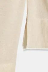 Jersey de punto verde militar con efecto doble, escote redondo y mangas largas con detalles en blanco en el cuello, puños y ruedo.
