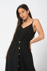 Vestido largo color naranja de breteles finos, con escote en V y botones frontales.