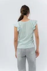 Musculosa rosa de corte clásico con cuello redondo y volados en los hombros.