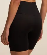 Bermuda deportiva de tiro alto con cintura ancha, confeccionada en tejido seamless texturizado de alta elasticidad.
