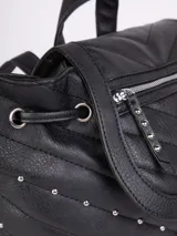 Mochila negra de cuero sintético con diseño capitoneado en líneas diagonales y apliques de tachas plateadas. Tiene un bolsillo con cierre en la solapa, un compartimento principal con tres bolsillos internos, asas regulables de cuero sintético y asa de mano superior.