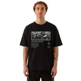 Remera negra de corte oversize y manga corta, con estampa fotográfica en blanco y negro en el pecho y texto descriptivo acompañado de un gráfico celeste.