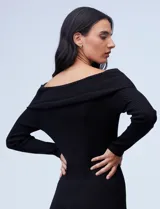 Vestido midi de punto rib, color negro, con escote bote y cuello volcado. Presenta mangas largas y un diseño ajustado al cuerpo con tajo lateral en el ruedo.