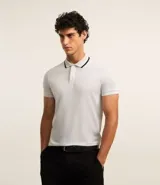 Remera polo de hombre con mangas cortas, confeccionada en tejido transpirable con tecnología dry y tacto helado. Presenta cuello con reborde en contraste y cierre frontal parcial con botones.