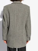 Blazer gris con diseño de espiga, solapas con muescas y cierre con un botón.