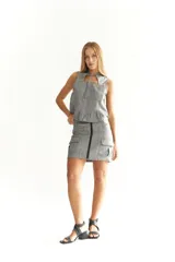 Minifalda gris de lino con cierre frontal y bolsillos laterales tipo cargo.