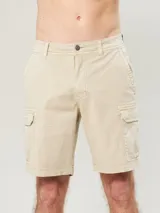Bermuda color beige con bolsillos cargo laterales.