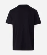 Remera de algodón color negro con cuello redondo y manga corta. Presenta un pequeño estampado gráfico en el centro del pecho con la frase 'Wild and Free'.