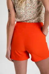 Short de vestir color azul petróleo, de tiro alto y corte recto.