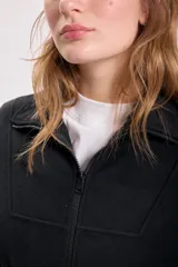 Campera de polar negro con cierre frontal, cuello alto, bolsillos laterales y corte holgado.