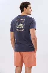 Short de baño liso color coral, confeccionado en tela flexible elastizada, con diseño versátil para uso dentro y fuera del agua.