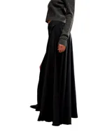 Vestido maxi de satén negro con diseño en cascada de línea A, tiro medio, abertura lateral pronunciada y tirantes finos.