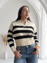 Sweater de punto a rayas horizontales blancas y negras, con cuello polo y corte clásico.