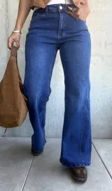 Jean de corte recto y tiro alto en color azul lavado, con costuras verticales decorativas en el frente y cierre frontal con botón metálico.