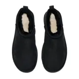 Botas cortas UGG Classic Ultra Mini negras de piel de oveja Twinface con tratamiento hidrófugo, forro de piel de oveja, plantilla de UGGplush™ y suela Treadlite by UGG™.