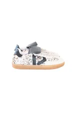 Championes urbanos con diseño de animal print en tonos tierra, combinados con detalles en cuero negro en la lengüeta, talón y laterales. Presentan suela de goma color caramelo y cordones al tono.