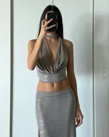 Top gris de cuello halter con espalda descubierta.