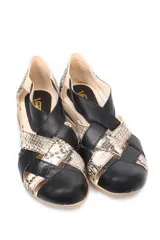Zapato abierto negro con tiras de cuero trenzado y estampado animal print, suela color caramelo con burbuja de aire.