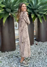 Vestido camisero largo de terciopelo gris con efecto tie-dye, cuello camisero, mangas largas y abertura lateral.