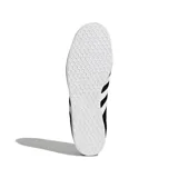 Championes Adidas Gazelle de hombre, color negro con las tres tiras laterales blancas y detalles dorados. Confeccionados en nobuk con forro textil y suela de goma.