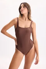 Malla entera de color marrón, con escote recto y tirantes anchos. Diseño de líneas simples y silueta cómoda.