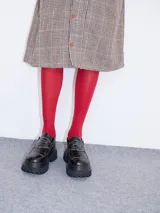 Mocasines con plataforma de goma negra, confeccionados en lona con estampa a cuadros en tonos violeta, amarillo y beige, y detalle de elásticos laterales ocultos.