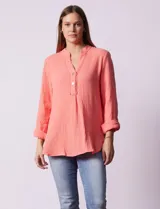 Túnica de algodón color salmón, marca Ruby Rd. Cuello a la base y escote en V con botones. Largo de manga regulable con presilla y botón.
