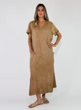 Vestido largo azul con efecto melange, de corte holgado, escote en V y mangas cortas con flecos en los bordes. Cuenta con bolsillos laterales.