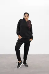 Pantalón de jogging negro de algodón frisado, corte slim fit.