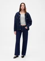 Remera de punto rib color celeste, de manga corta y cuello redondo amplio. Presenta un diseño básico y un calce ajustado al cuerpo.