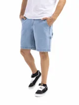 Bermuda de jean celeste con bolsillos delanteros y traseros, y presilla lateral para herramientas.