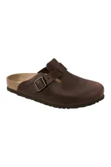 Zueco Birkenstock Boston de cuero nobuck aceitado color marrón, con plantilla anatómica de corcho y látex, suela de EVA y correa ajustable con hebilla metálica.