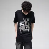 Remera negra de algodón con estampado frontal en tonos grises y blancos que incluye texto como "AS NIKE AMBUSH AIR", "JUST JUST" y "DO ALWAYS".