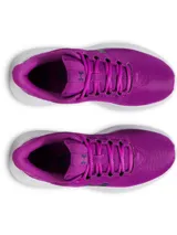 Championes de running Under Armour modelo Phade RN 3, color fucsia con suela blanca. Presentan parte superior de malla transpirable, logo de la marca en el lateral y entresuela de EVA para mayor amortiguación.
