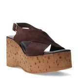 Sandalias de plataforma alta estilo cuña fabricadas en corcho. Presentan tiras cruzadas en el empeine de gamuza color marrón oscuro y cierre mediante pulsera con hebilla metálica al tobillo.