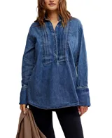 Camisa de jean azul de Free People con botones frontales, mangas largas y corte holgado.