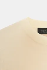 Camiseta negra de manga corta y cuello redondo, corte ajustado (slim fit).