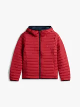 Campera puffer ligera roja con capucha y cierre frontal de cremallera. Presenta diseño acolchado horizontal, bolsillos laterales con cierre y el logo bordado en el pecho.