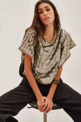 Blusa de fiesta con lentejuelas plateadas y doradas, de corte holgado, cuello redondo y mangas cortas tipo capa.
