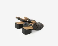 Sandalias de cuero negro con tiras anchas entrecruzadas, punta cuadrada, talón abierto con pulsera ajustable y hebilla metálica, y taco ancho medio.