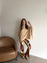 Pantalón de corte oxford con estampado geométrico abstracto en tonos marrones, beige y negro. Presenta una silueta ajustada en la parte superior y acampanada en el ruedo.