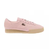 Championes Lacoste modelo Aura, color rosado con suela de goma en tono beige. Presentan un diseño de cuero con textura granulada, cierre de cordones al tono y el icónico logo del cocodrilo metálico en el lateral.