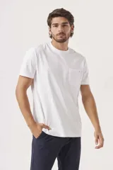 Remera blanca de algodón con bolsillo en el pecho.